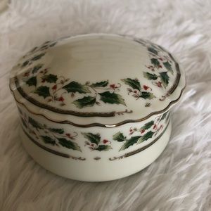 Royal Limited Holly Holiday Round Trinket Box